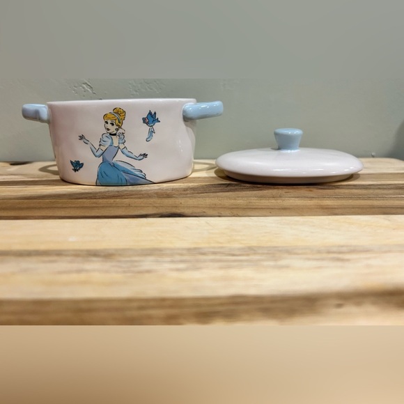 Rae Dunn Disney Princess dish featuring Cinderella. Gorgeous design. Lid. NEW! - Picture 6 of 12